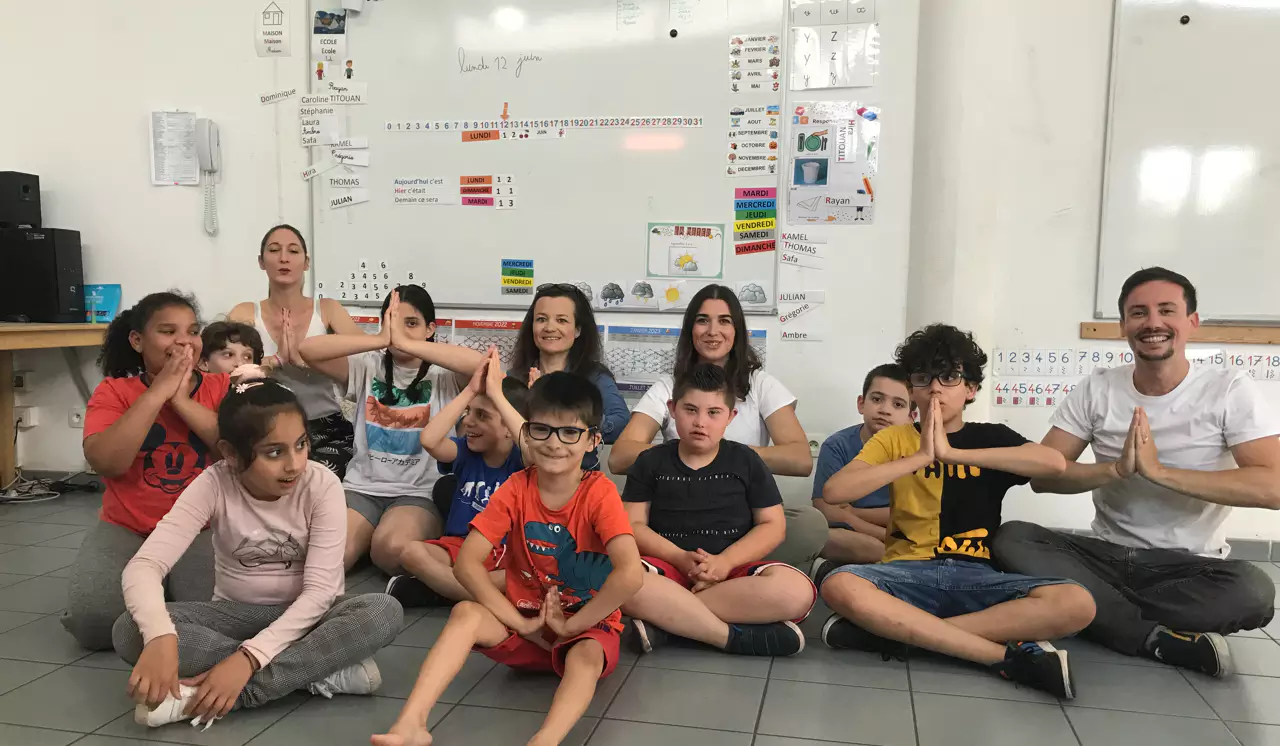 Kevin et les enfants en fin de séance Kids Yoga à l'IME de Fréjus
